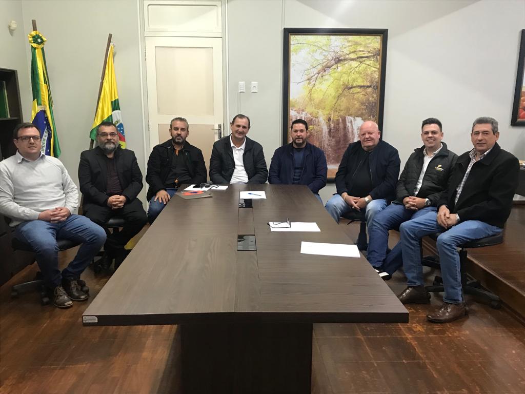 Governo Municipal recebe relatório sobre o andamento das obras na VRS 867   